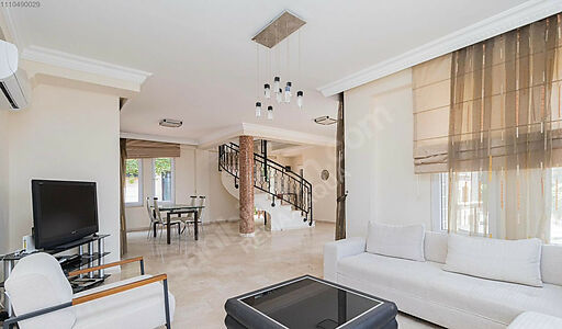 Вилла с видом на море в Gold City