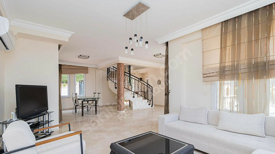 Вилла с видом на море в Gold City